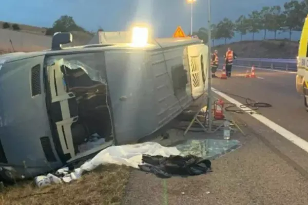 Microbuz cu 12 români, accident grav în Franța. O fetiță riscă să-și piardă mâna