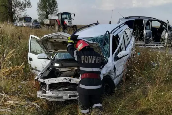 Accident rutier în Teleorman: două mașini s-au făcut praf. Trei persoane au ajuns la spital FOTO