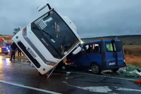 FOTO/VIDEO Plan roșu activat după un accident grav - Două persoane au murit