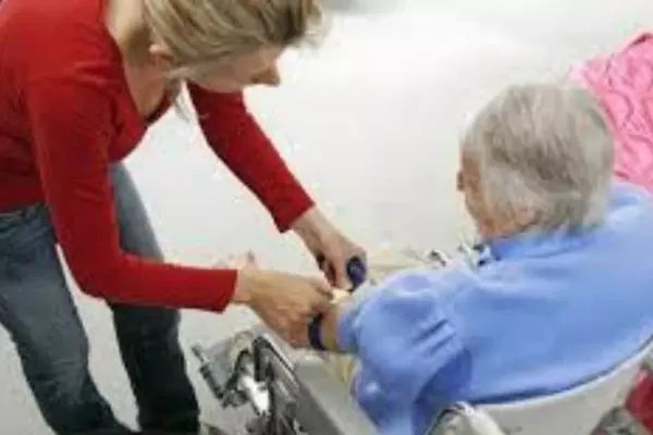 Salarii badante Italia 2026. Sumele au crescut oficial de la 1 ianuarie: câți bani primesc în mână româncele care îngrijesc bătrâni și ce bonusuri pot cere acum