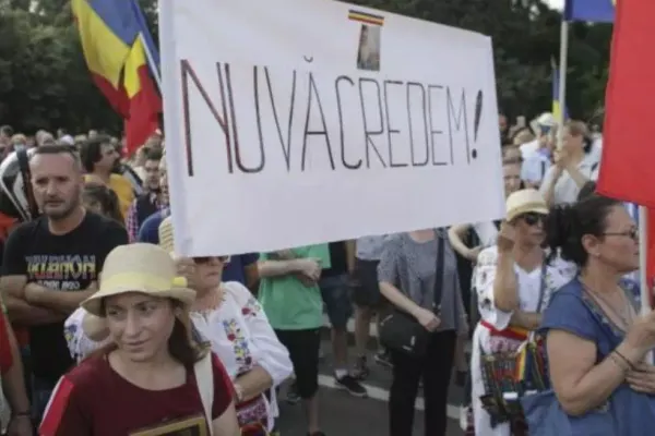 Proteste împotriva purtării măștii de protecție în școli - Zeci de oameni au ieșit în stradă în Cluj, Timișoara, Oradea și București