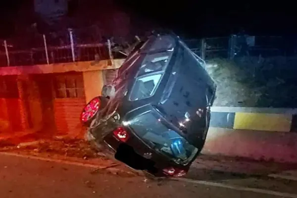 Accident șocant, în Bistrița Năsăud. O mașină a ajuns cu roțile pe acoperișul unui garaj