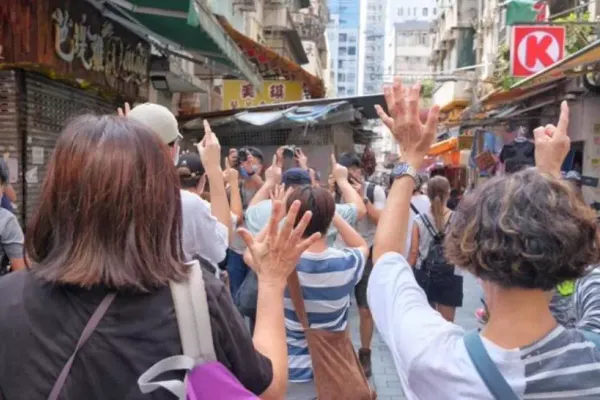 VIDEO Scene șocante la Hong Kong! O fetiță de 12 ani, pusă la pământ de polițiști în timpul celor mai mari proteste pro-democrație