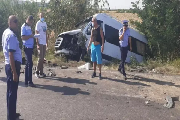FOTO Accident în Ialomița, produs de un șofer inconștient. A urcat beat la volan și a lovit un microbuz: 9 victime