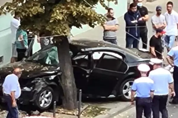 VIDEO Accident GRAV în București! Un șofer vitezoman s-a izbit cu bolidul de un copac de pe bulevardul Magheru