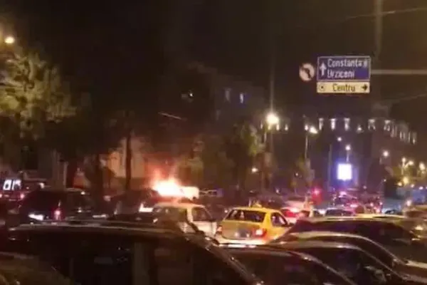 Mașină în flăcări, pe bd. Ștefan cel Mare, din Capitală. Polițiștii iau în calcul o ipoteză terifiantă