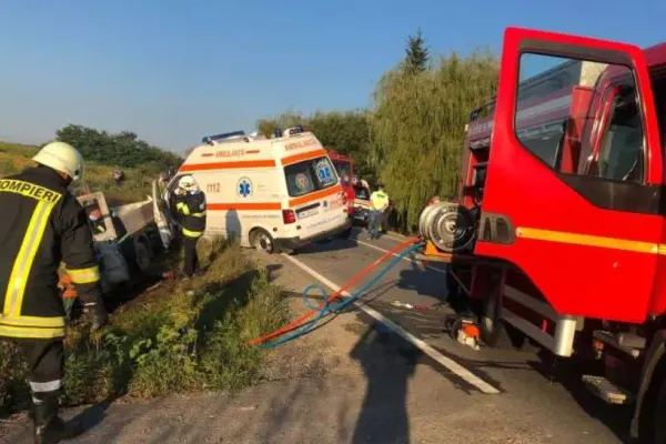 Accident grav cu ambulanța, în jud. Satu-Mare: 2 morți și 4 răniți, după impactul cu o autoutilitară