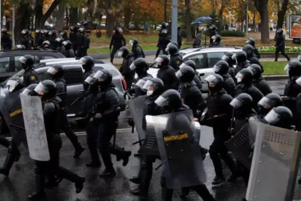 Proteste cu VIOLENȚE în Belarus. Peste 100 de manifestanți anti-Lukaşenko au fost ARESTAȚI