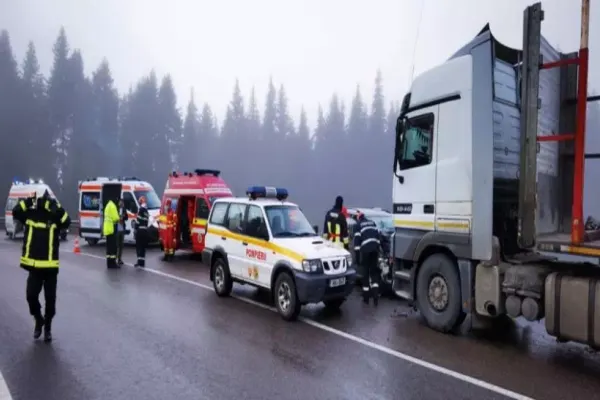 FOTO/VIDEO Accident cumplit în județul Suceava! O persoană a murit, alte trei au fost transportate la spital