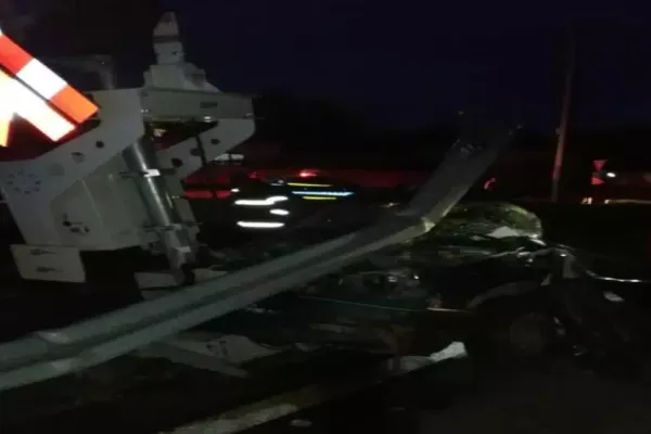 FOTO|VIDEO Accident feroviar în Blaj! Mașină blocată între bariere, lovită de tren