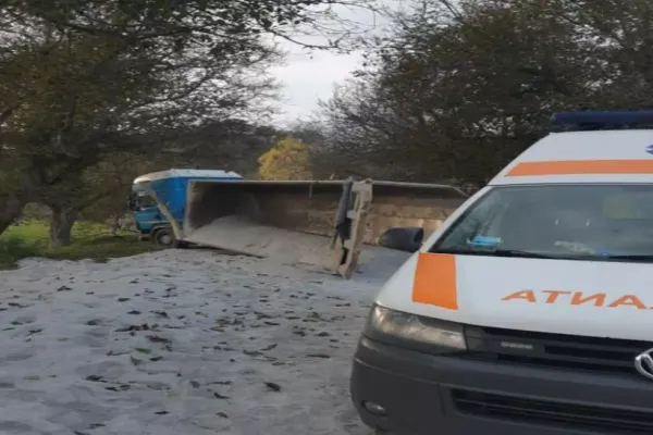 FOTO Accident grav în care a fost implicat un autotren, în Bistrița-Năsăud. Trei răniți, dintre care unul foarte grav