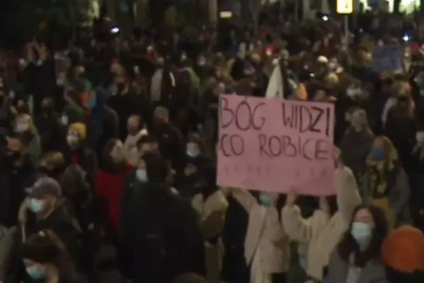VIDEO Proteste masive în Polonia după înăsprirea legii avortului. Centrul mai multor orașe, blocat