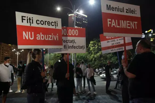 HORECA nu acceptă noile restricții impuse. Patronii de restaurante ies din nou în Piața Victoriei în semn de protest față de măsurile recente