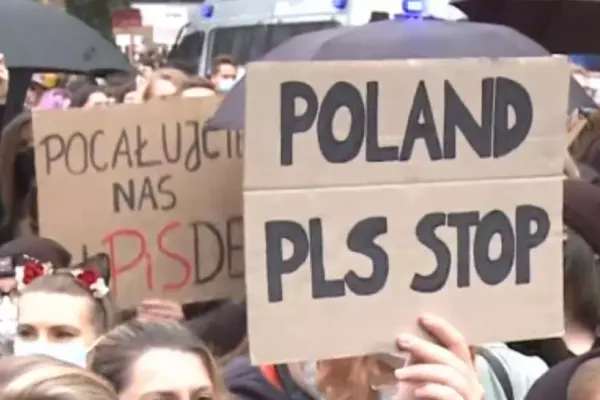Proteste în Polonia - Mii de oameni scandează împotriva interzicerii avortului