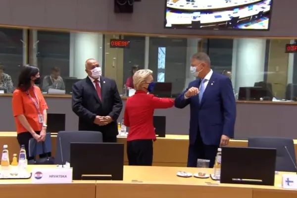 Alertă de Covid-19 la Bruxelles! Președintele C.E., Ursula von der Leyen, a părăsit summitul european. Apelul lui Klaus Iohannis