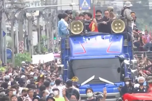 Proteste violente la Bangkok anti-Covid și anti stare de urgență