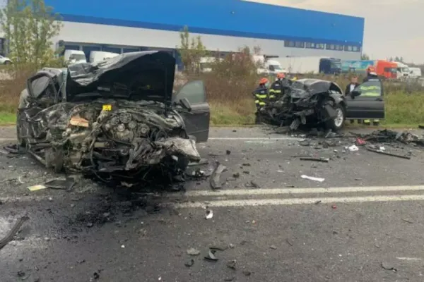 Accident grav, lângă Timișoara: 3 tineri au ajuns la spital, în stare gravă, după un impact frontal