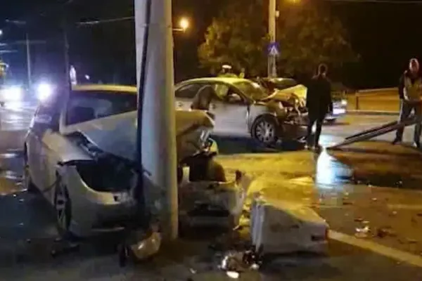 Accident grav, la Eroilor: două victime, după impactul violent cu un stâlp de electricitate