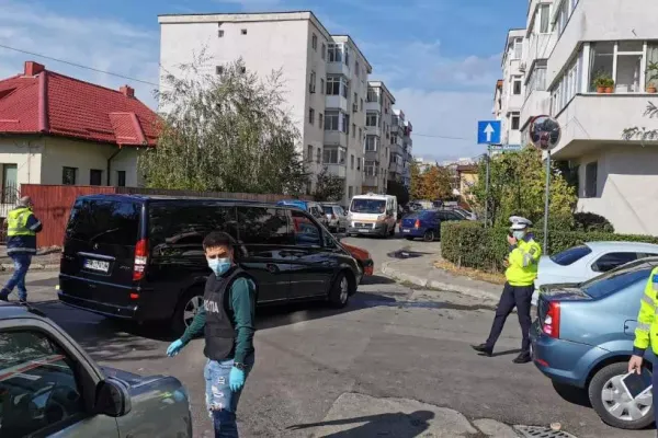 FOTO Ploiești: Microbuz școlar cu 11 copii, implicat într-un accident. Trei au primit îngrijiri la fața locului