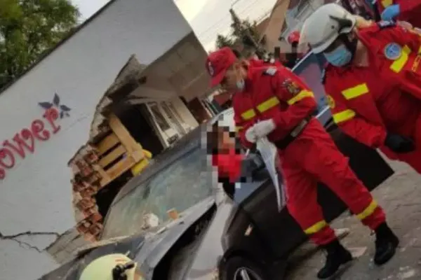 FOTO Accident grav, o femeie a fost prinsă sub un autoturism care a lovit un zid