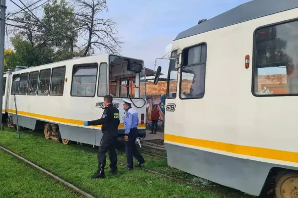 FOTO Accident grav în București, două tramvaie s-au ciocnit, patru persoane au fost rănite