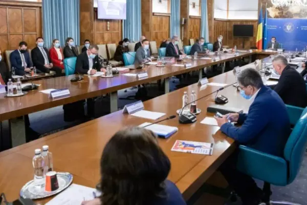 Măsurile se înăspresc: masca de protecție, OBLIGATORIE în spațiile aglomerate. Restaurantele și teatrele vor funcționa după 3 SCENARII