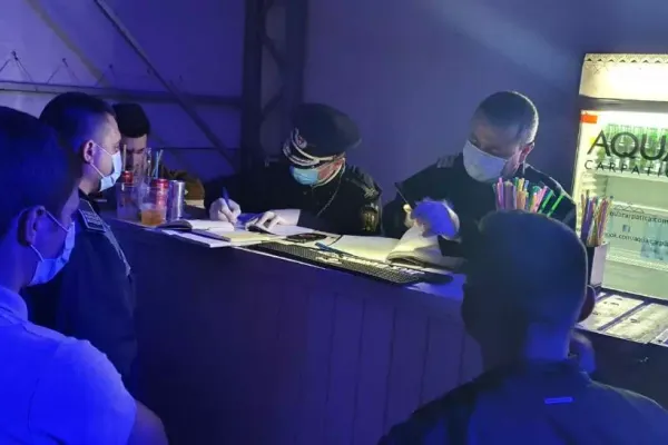 VIDEO Petrecere cu peste 150 de oameni, într-un club din Corabia, oprită de jandarmi și polițiști