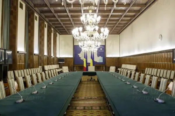 Întâlnirea de la Vila-Lac a fost suspendată. Negocierile dintre PNL, USRPLUS și UDMR se vor relua mâine