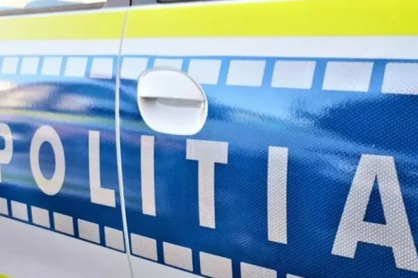 IMPACT între o mașină de poliție și un autoturism, în Prahova. Doi polițiști, transportați la spital
