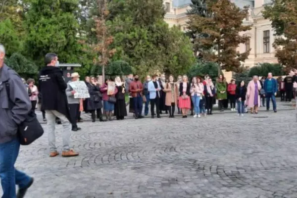 VIDEO A doua zi de proteste în fața Mitropoliei din Iași, fără mască și fără distanțate