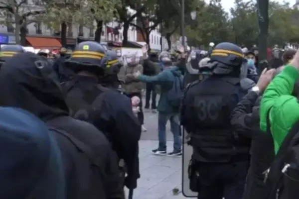 VIDEO Francezii au ieșit în stradă din cauza restricțiilor DURE antiCOVID-19. Guvernul vrea să prelungească măsurile până anul viitor