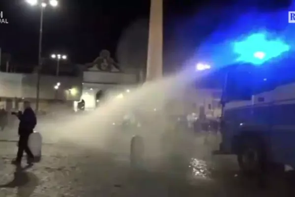 VIDEO Proteste violente la Roma, din cauza noilor restricții impuse de Guvern. Poliția a intervenit cu tunuri de apă