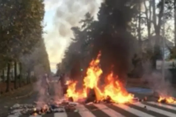 Confruntări violente între elevi și poliție, în Franța, pe fondul menținerii școlilor deschise. Se anunță proteste la nivel național