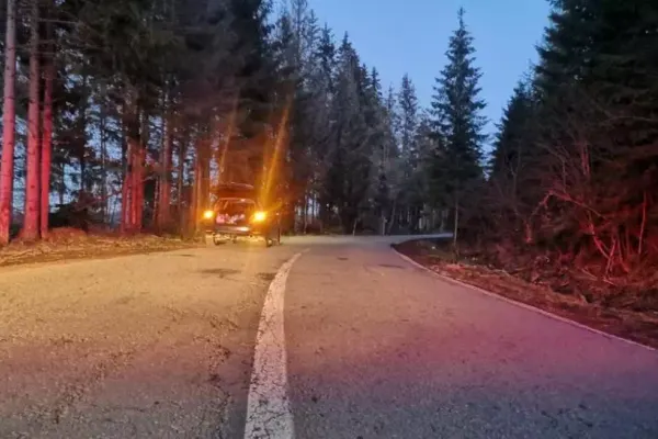 Accident neobișnuit pe un drum din Cluj: un tânăr aflat în portbagaj a căzut din mașină