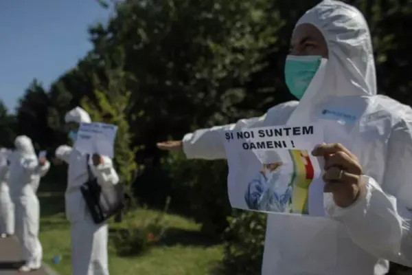 PROTEST: Medicii își strigă nemulțumirile în fața Guvernului! Cadrele medicale cer angajări URGENTE în spitale
