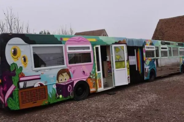 FOTO Ce nu pot guvernanții, dar pot voluntarii. Un autobuz dezafectat, transformat într-o sală de clasă ultramodernă