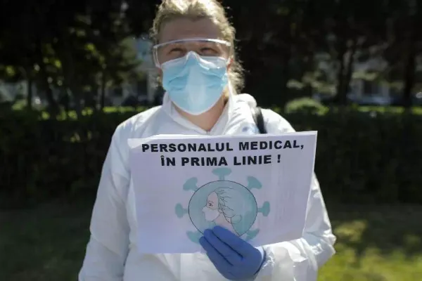 Sindicaliștii SANITAS pichetează sediul Guvernului, totul într-un miting al "epuizării"