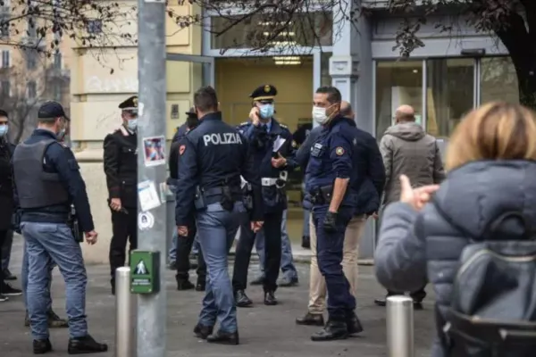 Se reinstituie CARANTINA în mai multe regiuni din Italia. Nemulțumiți, italienii au ieșit în stradă