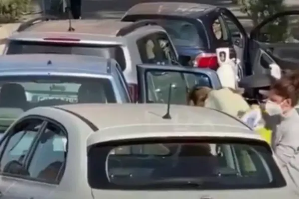 VIDEO/ Italia, îngenunchiată de al doilea val al pandemiei: Pacienții COVID, tratați în parcarea spitalelor