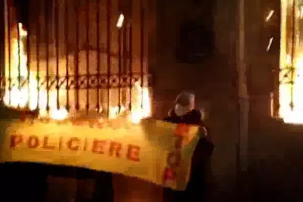 VIDEO/ Proteste violente la Paris: Magazine în flăcări. Poliția a folosit gaze lacrimogene