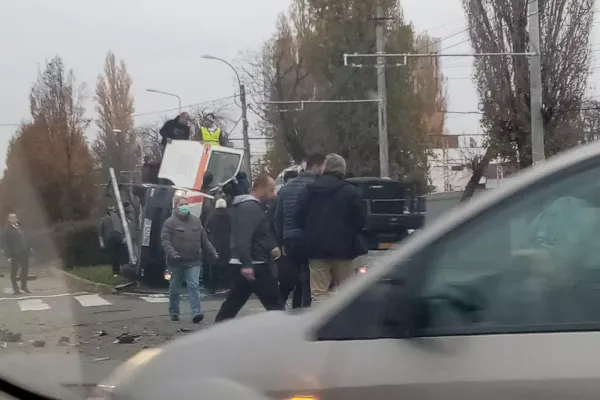 FOTO Accident grav în Capitală - O ambulanță s-a răsturnat