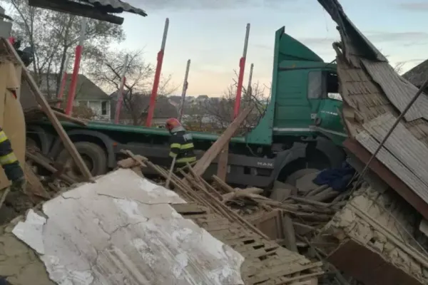 FOTO/ Accident cumplit în județul Neamț! O adolescentă a fost prinsă sub dărâmături