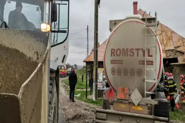 FOTO/ Accident incredibil în județul Iași: A intrat cu cisterna în casa unor localnici. Șoferul, rănit