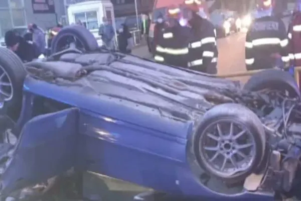 Șofer beat, accident grav, în Capitală: mașină răsturnată pe linia tramvaiului 41: doi copii răniți