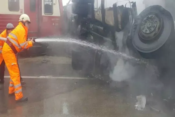 Accident feroviar urmat de incendiu, la Timiș: Un tir a luat foc după ce a intrat într-un tren - FOTO