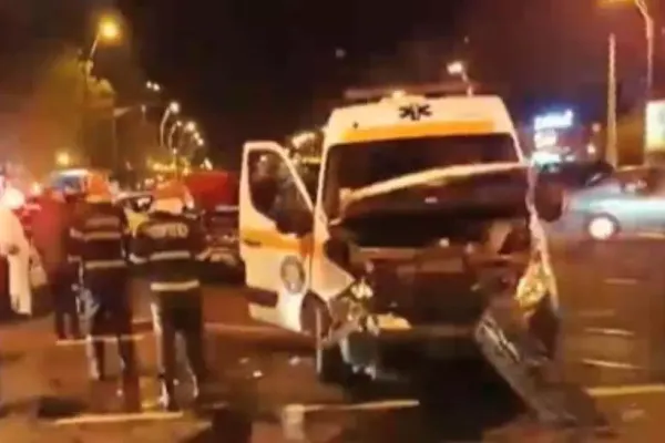 Accident GRAV în Capitală. Impact într-o ambulanță și un microbuz: 3 răniți