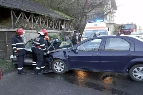 Accident rutier în Dâmbovița. Trei persoane au fost rănite și au fost duse la SPITAL