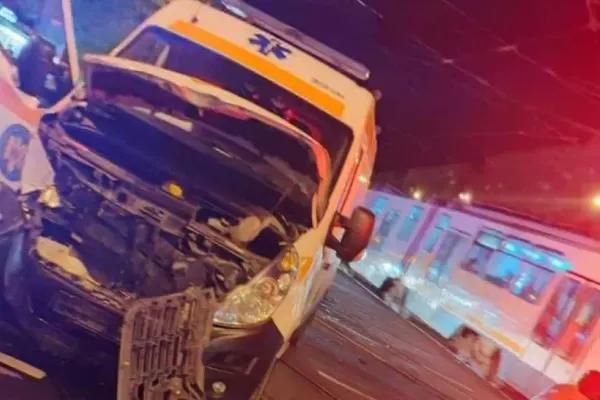 FOTO Accident grav cu o ambulanță în Capitală