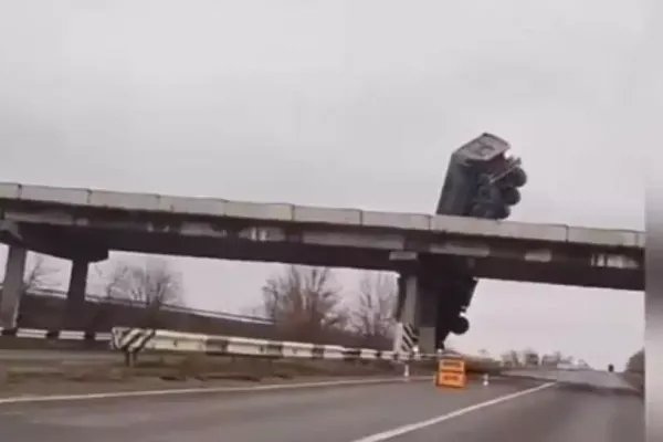 VIDEO Imagini șocante în Ucraina - Un camion a rămas suspendat deasupra șoselei după ce a derapat de pe un pod