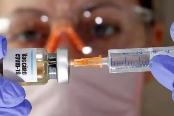 STUDIU. Teoriile conspiraţioniste şi dezinformarea alimentează neîncrederea în vaccinuri